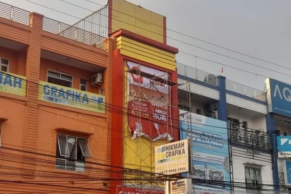 Pemasang Banner Nyaris Tewas Tersengat Listrik di Sukabumi - JPNN.COM