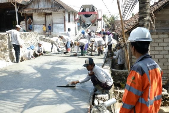 Tingkatkan Kesejahteraan Masyarakat, SIG Bangun Jalan 6 Desa di Rembang dan Blora - JPNN.COM