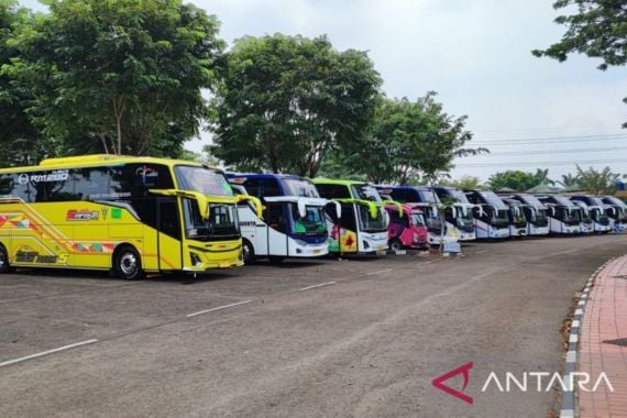 Kantong Parkir di Jakarta Timur Mulai Dipenuhi Bus Jemaat Misa Akbar Paus Fransiskus - JPNN.COM