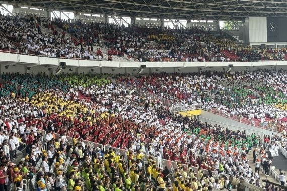 Sorak-Sorai Puluhan Ribu Umat Katolik Menunggu Paus Fransiskus di GBK   - JPNN.COM