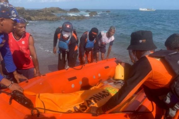 Warga yang Hilang Terseret Arus di Pantai Waigete Ditemukan Meninggal - JPNN.COM