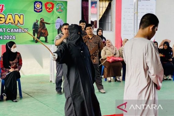 Momen Algojo Hukum Cambuk Pelaku Judol, Lihat - JPNN.COM