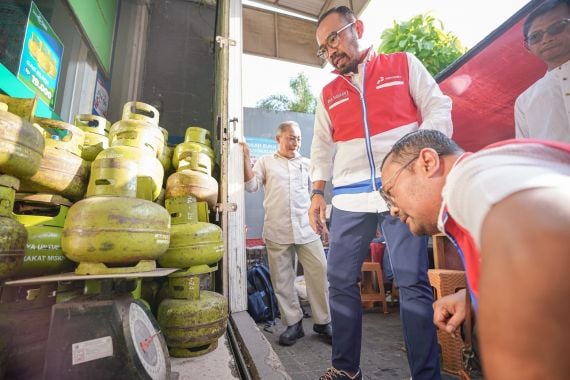 Dirut PPN Turun Langsung Cek Ketersediaan LPG 3 Kilogram di Lapangan - JPNN.COM