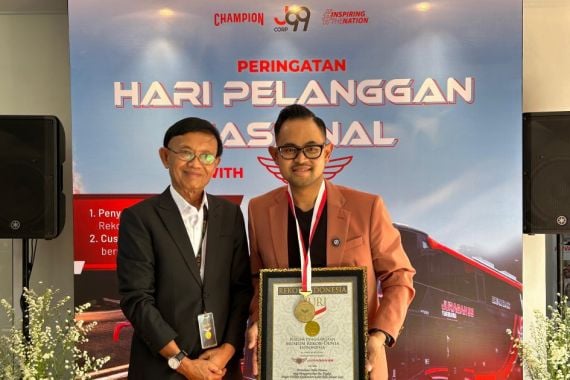 Founder Juragan 99 Mendadak Jadi Pramugara di Hari Pelanggan Nasional - JPNN.COM