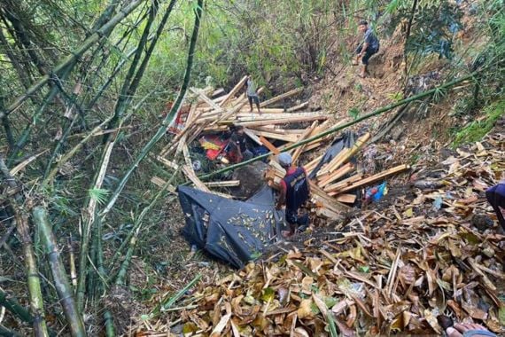 Truk Masuk Jurang di Sukabumi, Begini Kejadiannya - JPNN.COM