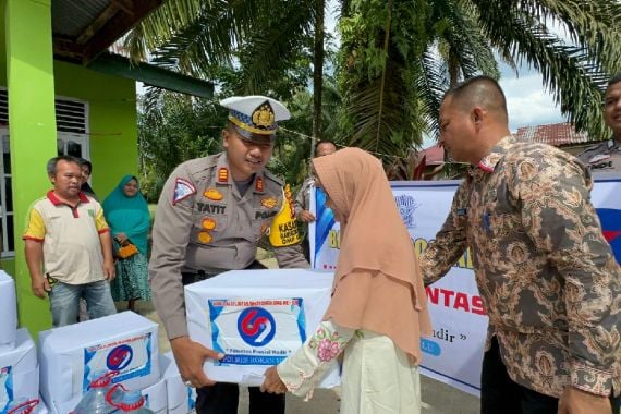 Rayakan HUT Lantas, Polres Rohul Berbagi Bansos Sekaligus Sosialisai Pilkda Damai - JPNN.COM