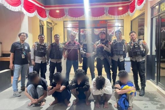 Gagalkan Tawuran di Jakbar, Polisi Amankan 11 Remaja-Senjata Tajam - JPNN.COM