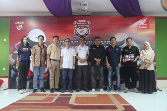 Main Dealer Honda Riau Berbagi Ilmu Kepada Pelajar SMK Masmur - JPNN.COM