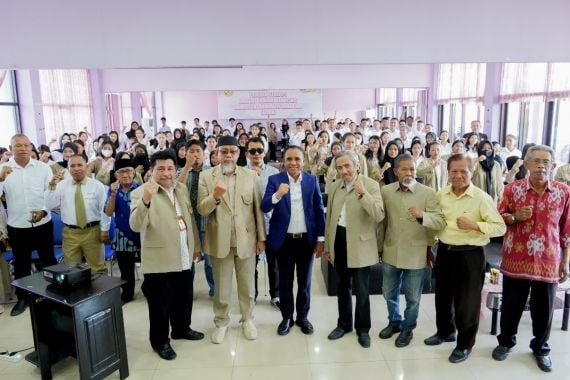 Anwar Hafid Menekankan Pentingnya Pendidikan Karakter Demi Kesuksesan Generasi Muda - JPNN.COM