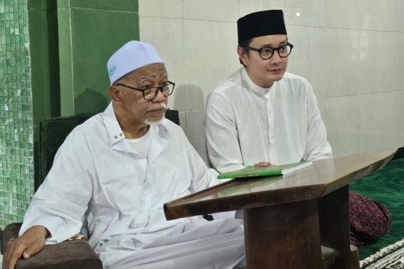 Jalin Silaturahmi, Cawabup Purworejo Dion Agasi Salat dan Doa Bersama Santri Ponpes Darrut Tauhid - JPNN.COM