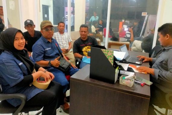 Diduga Memihak Salah Satu Cakada, Oknum Kades di Kabupaten Serang Dilaporkan ke Bawaslu - JPNN.COM