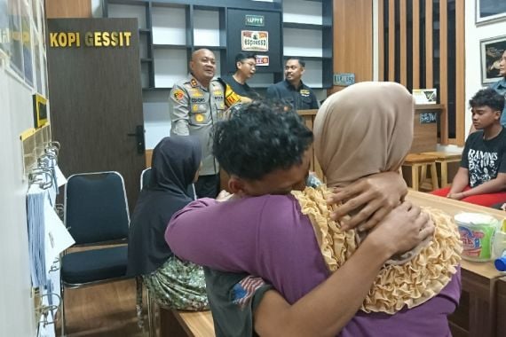 Permintaan AKBP Candra Sasongko Bikin 9 Anak Menangis di Pelukan Orang Tua - JPNN.COM