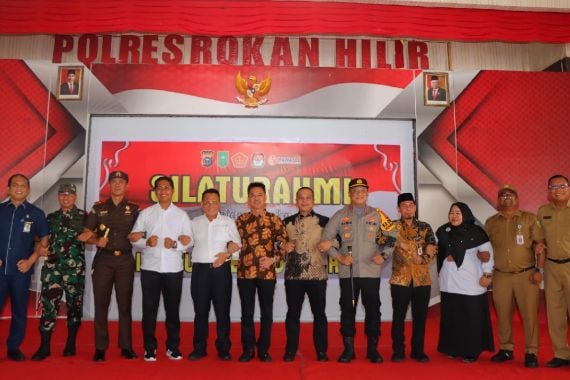 Polres Rohil Ajak Para Calon Bupati Bergandengan Ciptakan Pilkada Damai - JPNN.COM