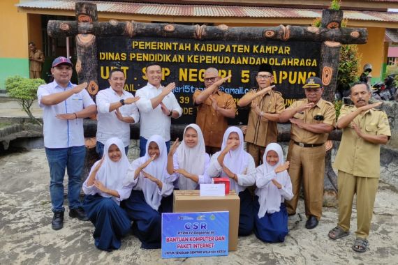 Dukung Cyber Education, PalmCo Salurkan 28 Komputer ke Sekolah Remote Area di Riau - JPNN.COM