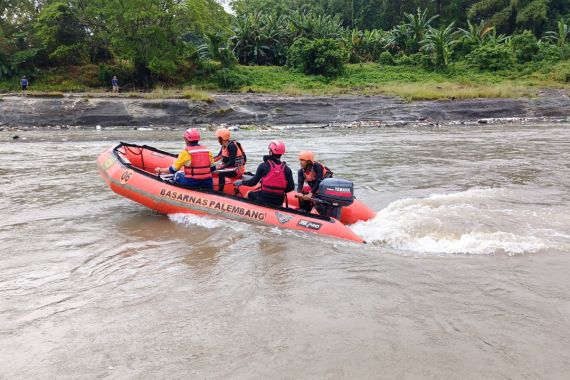 Bocah Hilang Tenggelam di Sungai Lematang belum Ditemukan, Tim SAR Gabungan Terus Bergerak - JPNN.COM