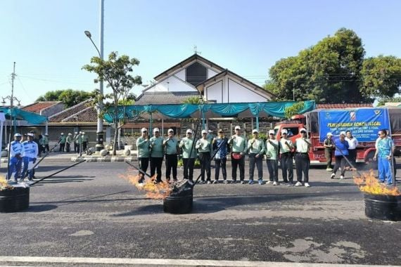 Bea Cukai Tegal Musnahkan Jutaan Batang Rokok Ilegal Hasil Penindakan - JPNN.COM