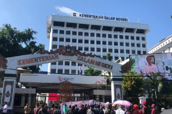 Sambangi Kemendagri, Mahasiswa Minta Pj Bupati Bogor Dicopot - JPNN.COM