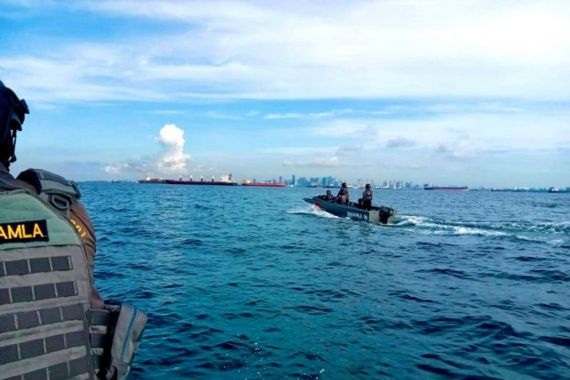 Bakamla Menghalau 5 Kapal Ikan Berbendera China Melabuhkan Jangkar di Tanjung Berakit - JPNN.COM