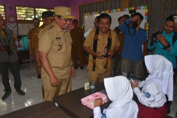 Pemkab Sumedang Uji Coba Makan Siang Bergizi Partisipatif, Sekda Jabar: Ini Menginspirasi - JPNN.COM