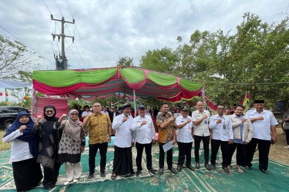 Dorong Kemandirian Ekonomi, PT Nippisun Serahkan Bantuan Kambing dan Edukasi Ternak ke Masyarakat - JPNN.COM