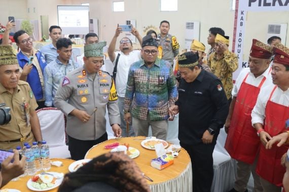 Ciptakan Pilkada Damai, Polisi Satukan Paslon Bupati Rohul Dalam Lomba Memasak - JPNN.COM