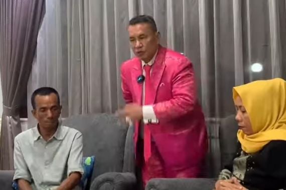 Ayah Korban Pembunuhan Disertai Pemerkosaan di Palembang Temui Hotman Paris, Minta Bantuan Hukum - JPNN.COM