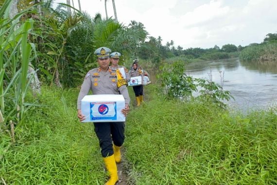 Banjir Terpa Warga, Satlantas Polres Rohul Bawa Sembako dan Pesan Damai Pilkada - JPNN.COM