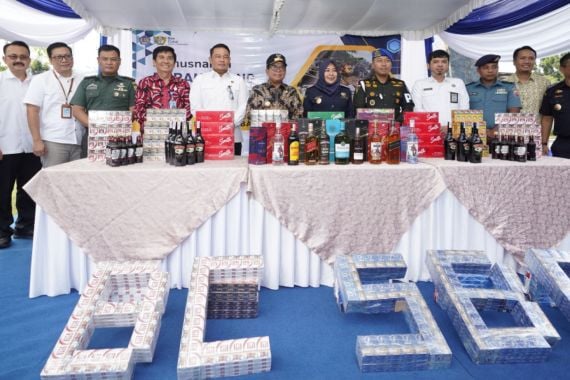 Kanwil Bea Cukai Sumbagbar Musnahkan Rokok dan Miras Ilegal Senilai Rp 37,8 Miliar - JPNN.COM