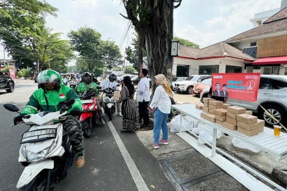 Gandeng UMKM, Relawan Berkah Rido Bagikan Makanan Gratis di Jakarta - JPNN.COM