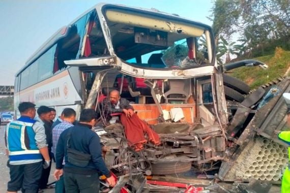 Bus Harapan Jaya Hantam Pantat Truk di Tol Batang, Begini Kondisinya - JPNN.COM