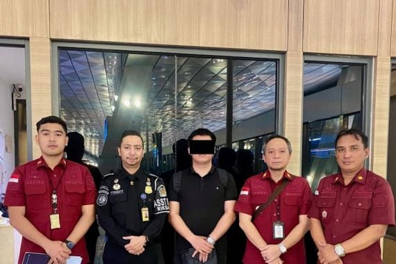 Gegara Melanggar Izin Tinggal, WNA Asal China Dideportasi Imigrasi Palangka Raya - JPNN.COM