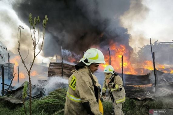 Tungku Penyulingan Tiner Meledak di Cilincing, Kebakaran Bikin Panik Warga - JPNN.COM