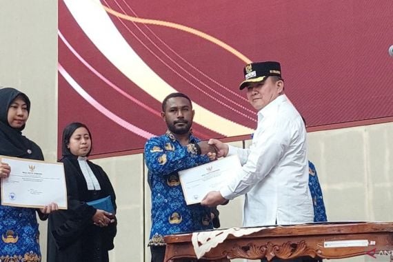 202 ASN Formasi 2018 Kota Sorong Terima SK, Ini Pesan Bernhard Rondonuwu - JPNN.COM