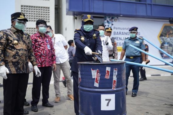 Bea Cukai Sumbagbar Musnahkan 28,5 Juta Rokok Ilegal Hasil Penindakan Setahun Terakhir - JPNN.COM