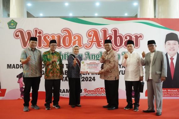 Bupati Nina Agustina Anggarkan Rp 13 Miliar untuk Guru Madrasah, Jadi yang Terbesar di Indonesia - JPNN.COM