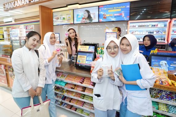 Lucinta Luna Mendadak Jadi Kasir Indomaret, Ternyata Ini Sebabnya - JPNN.COM