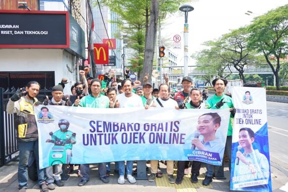 Relawan Mas Gibran Berbagi Makanan Bergizi hingga Sembako untuk Driver Ojol - JPNN.COM