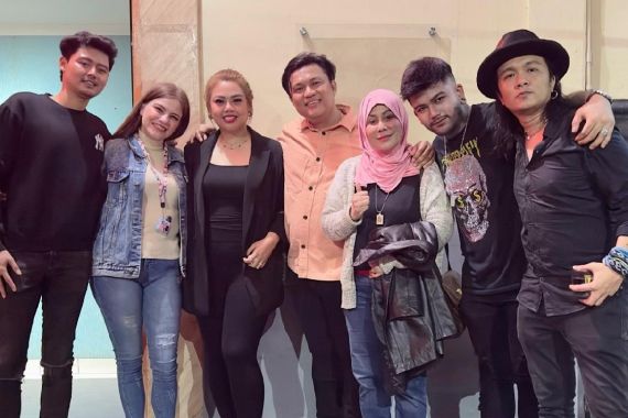 Bareng Vebry Wirantha, Mak Vera Produseri Lagu 'Gus Siap Tandang' - JPNN.COM