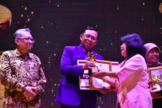 Buku Karya Anggota DPR Herman Khaeron Soal Pangan Mendapat Penghargaan - JPNN.COM