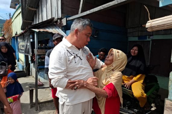 Saat Nenek Mariama Memeluk dan Mendoakan Ahmad Ali di Pasar Salakan - JPNN.COM