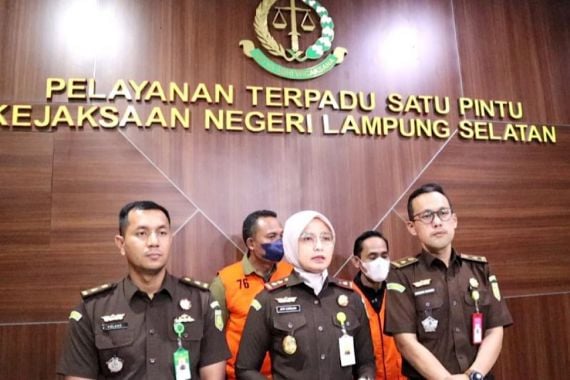 Kejaksaan Tetapkan 3 Tersangka Korupsi Insentif Satpol PP Lampung Selatan - JPNN.COM