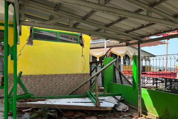 Gempa Bandung, Santri MA Karya Bakti Sukasari Mengalami Luka-Luka - JPNN.COM