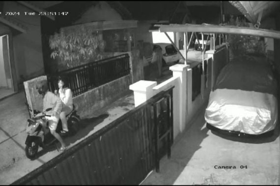 Sejoli di Palembang Gasak Motor, Aksinya Terekam CCTV, Lihat - JPNN.COM