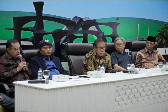 DPR Desak Kemenkes Tinjau Kembali PP 28/2024 & RPMK Terkait Kemasan Rokok Polos Tanpa Merek - JPNN.COM