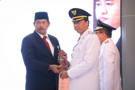 Nana Sudjana Minta Pj Bupati Brebes & Banyumas Sukseskan Penyelenggaraan Pilkada 2024 - JPNN.COM