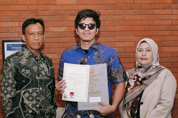 Usia 29 Tahun, Atta Halilintar Akhirnya Dapat Ijazah SMA - JPNN.COM