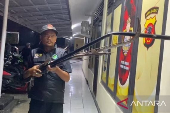 Tangkap Penyerang Pasar Cibadak Sukabumi, Polisi Sita 6 Sajam - JPNN.COM