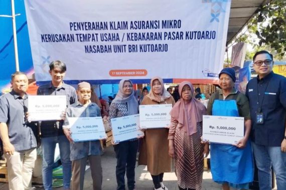 BRINS Serahkan Klaim Asuransi kepada Pedagang Pasar Kutoarjo - JPNN.COM