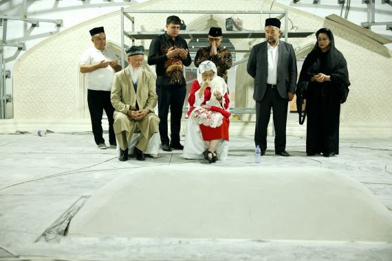 Di Hadapan Makam Imam Al-Bukhari, Megawati Menitikkan Air Mata - JPNN.COM