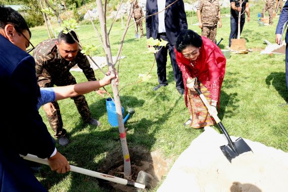 Di Taman Soekarno Uzbekistan, Megawati Menanam Pohon Platanus Orientalis - JPNN.COM